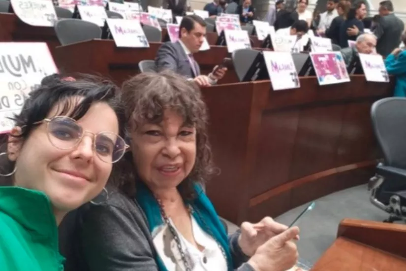 Yanette Bautista und pbi-Freiwillige, während der Debatte des Gesetzes zum Schutz der Rechte von Frauen und Personen, die nach Opfern des Verschwindenlassens suchen
