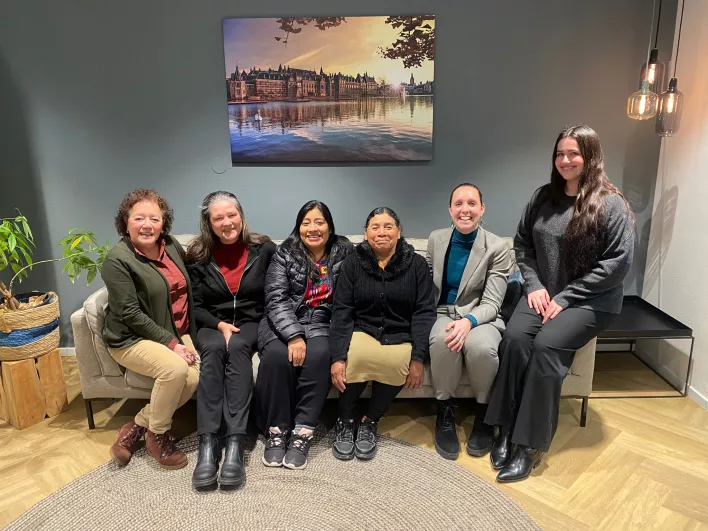 Een groepsfoto bij Impunity Watch