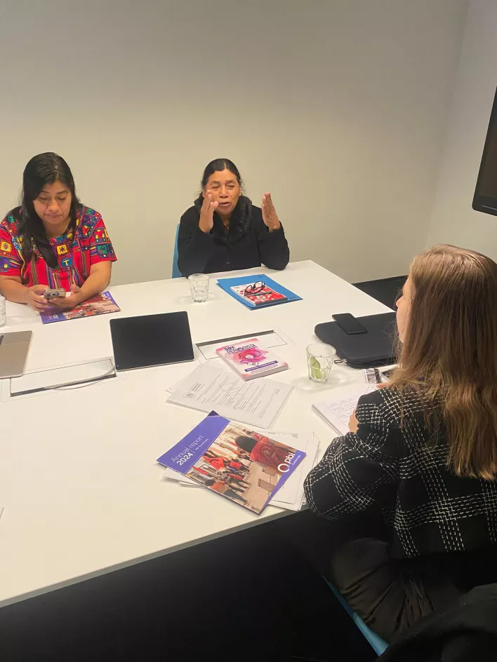 Norma en Carmelita op het Ministerie van Buitenlandse Zaken